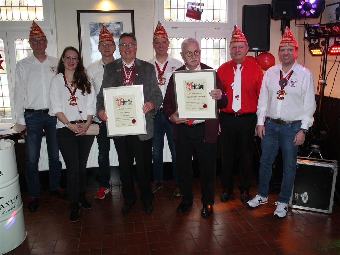 Der Vorstand mit den Senatoren (v. l.): Andreas Lamers (2. Vorsitzender), Regina Lang (Jugendleitung), Jörg Lang (1. Vorsitzender), Theo Rogmann (Senator), Achim Verrieth (Sitzungspräsident), Hans-Günther Vierkotten (Senator), Franz van Berkum (Ehrenvorsitzender), Christian Pennekamp (Geschäftsführer). Nicht im Bild: Gilla Röös (Senatorin). Foto: Achim Elbers