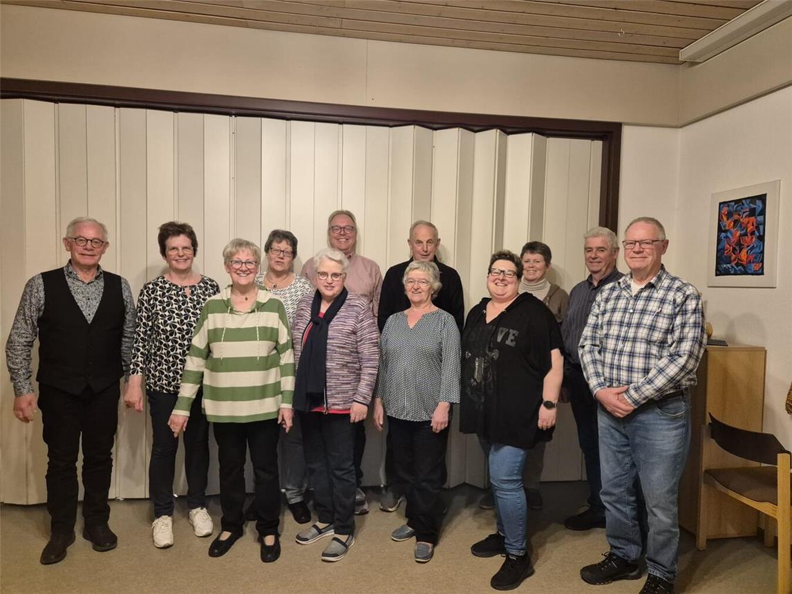 Der Vorstand und die Bässe: vorne (v.l.) Martha Dycker, Marianne Bienen, Annegret Schoofs, Claudia Hirop und Axel Nerling; hintere Reihe (v.l.) Chorleiter Hans-Hermann Koppers, Ulla Janssen, Hanne-Lore Denneßen, Rudi Dreßel, Heinz Bergmann, Ulla Bodden und Eddi Berends. Es fehlen Siegfried Kielau und Jack Krämer. Foto: privat