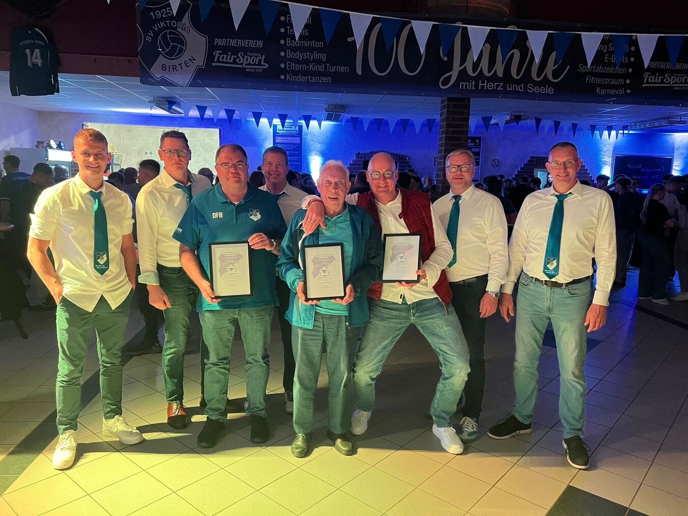 100 Jahre Viktoria Birten: Ein Abend voller Emotionen, Erinnerungen und Gemeinschaft Der Vorstand und die Geehrten der Viktoria Birten. Foto: Viktoria Birten