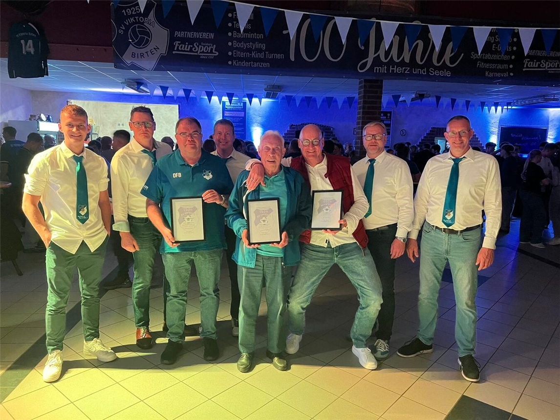 100 Jahre Viktoria Birten: Ein Abend voller Emotionen, Erinnerungen und Gemeinschaft Der Vorstand und die Geehrten der Viktoria Birten. Foto: Viktoria Birten