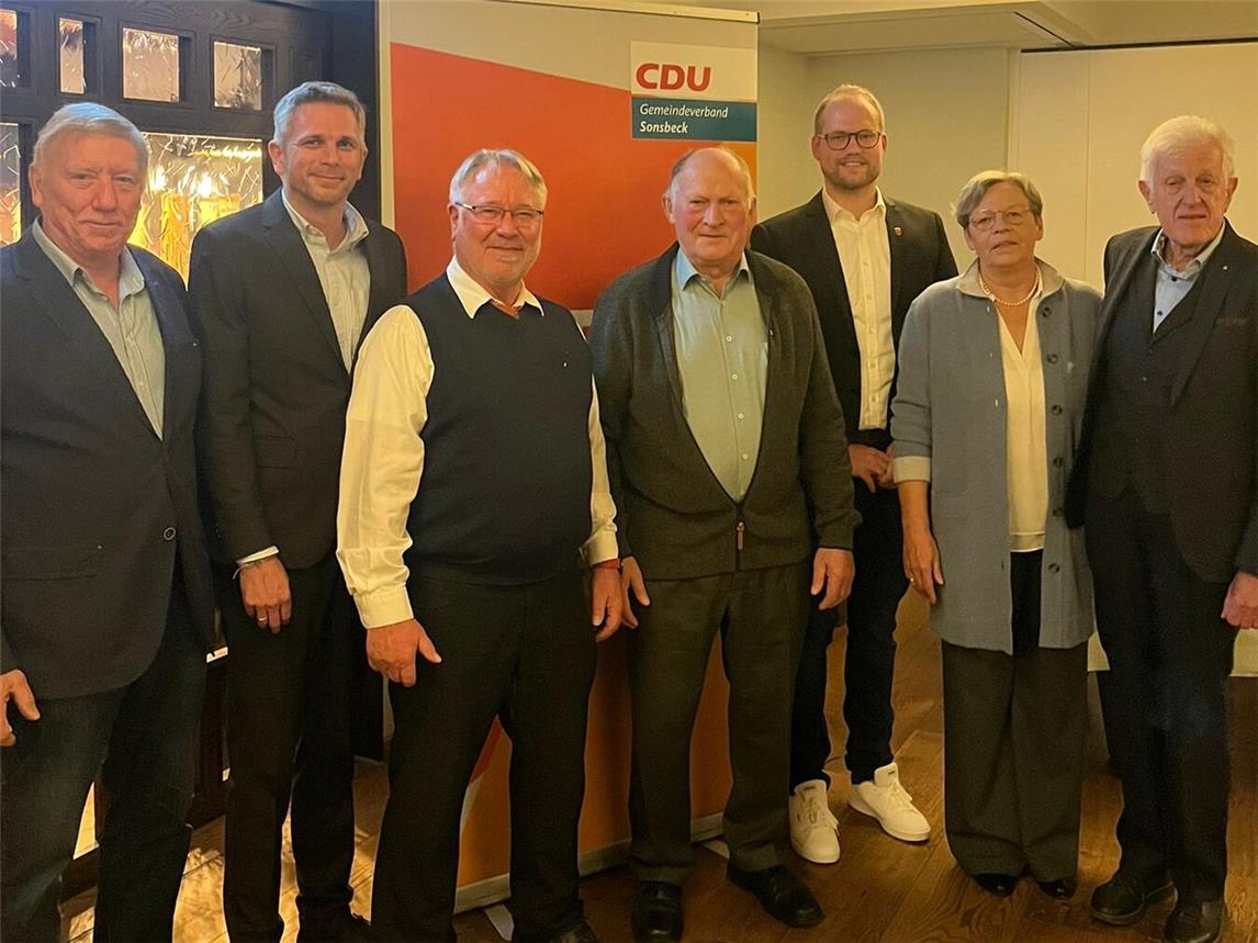 Der Vorstand und die Geehrten im Restaurant Höfer. Foto: CDU Sonsbeck