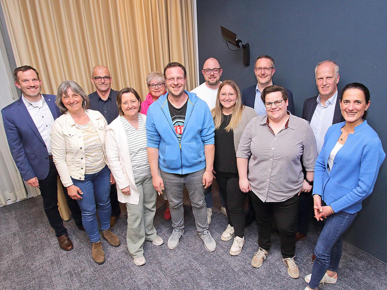 Der Vorstand (v.l.) mit Bürgermeister Bernd Kuse, Kassiererin Maria Trösser, Guido Wilmeroth, Marion Strud, Beate Leiers, Vorsitzender Manuel Bodden, Jens Starke, Lucia König, Steffen Borrmann, Annica van Hees, Wirtschaftsförderer Uwe Bons und Marta Sommerkamp (es fehlen Klaudia Werdin und Thorsten Fischer). NN-Foto: Theo Leie