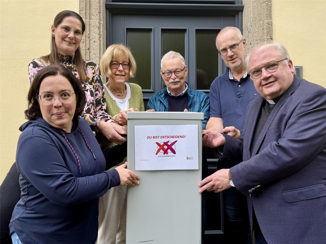 Der Wahlvorstand der Propsteigemeinde St. Victor Xanten: Christiane Flüchter, Uta Kettelaer, Susanne Göbel-Lang, Walter Groß Frank Köhler und Propst Stefan Notz (v.l.; es fehlen: Michael Heiming und Birgit Rennings). NN-Foto: SP