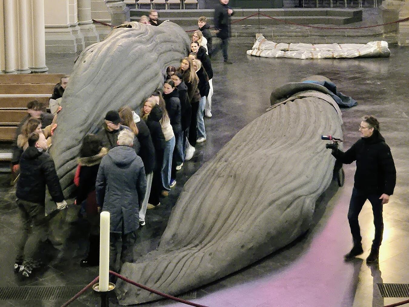 Der Wal zieht in den Xantener Dom ein. Foto: Jürgen Flatken