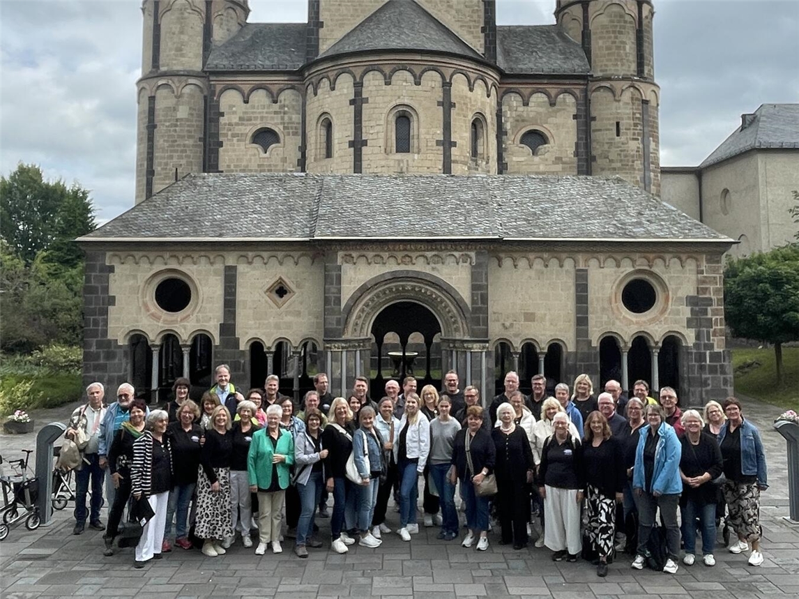 Der Walbecker Kirchenchor vor der Benediktinerabtei Maria Laach nach der Mitgestaltung des feierlichen Gottesdienstes anlässlich des Tagesausfluges vor einigen Wochen. Foto: privat