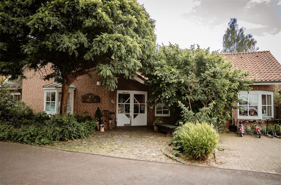 "Willkommensschild am Waldorfkindergarten Geldern, umgeben von fröhlichen Familien und Natur, Foto: privat"