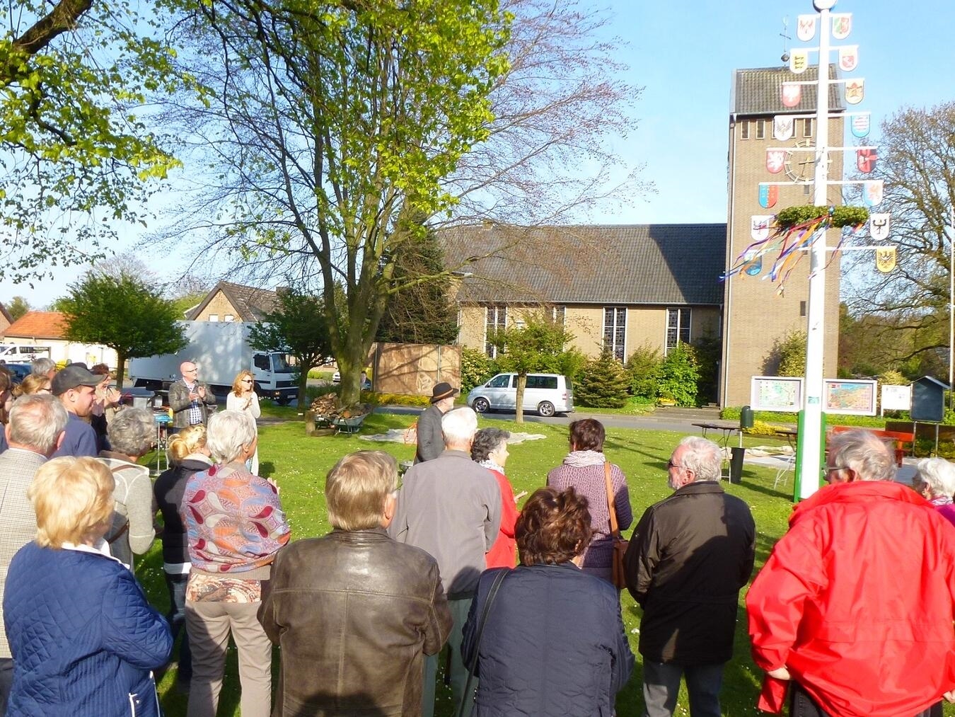 Der Wappenbaum auf dem Dorfplatz, im Hintergrund die Kirche. Foto: privat