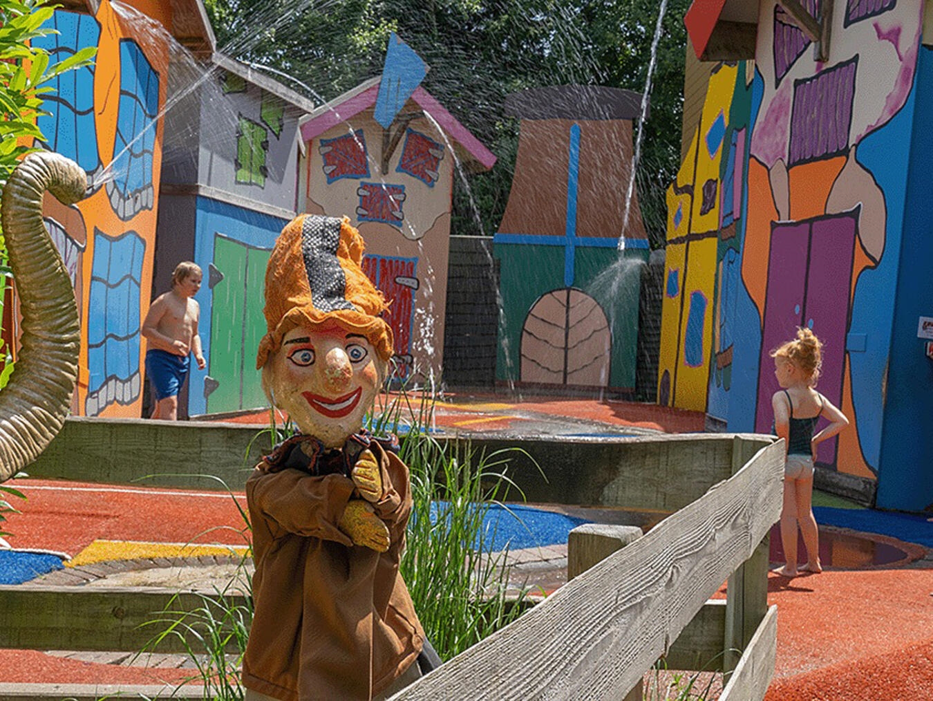 Der Wasserspielplatz des Parks ist im Sommer heiß begehrt, denn er bietet spaßige Abkühlung. Hier können die kleinen Wasserratten nach Herzenslust planschen und spielen.