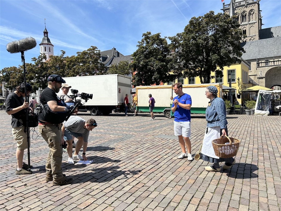 Der WDR und Moderator Daniel Aßmann beim Dreh mit der bekannten Xantener Klompenfrau Bärbel Melchers auf dem Xantener Marktplatz. Foto: TIX