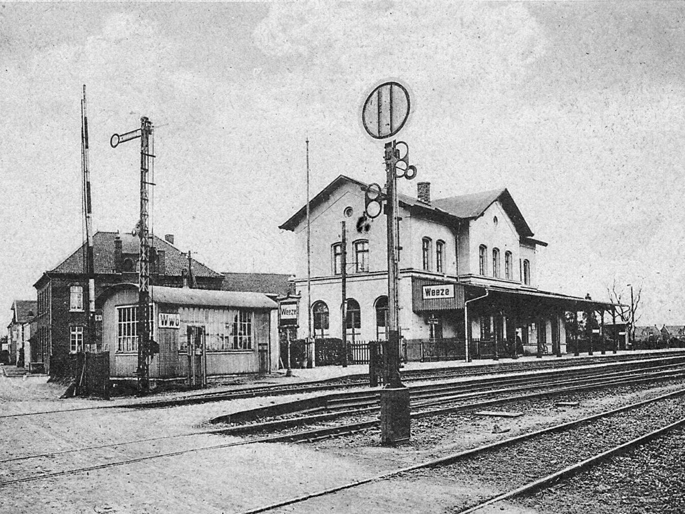 "Weezer Bahnhof 1911, historische Aufnahme, Vintage Zugstation, schwarz-weiß Foto"