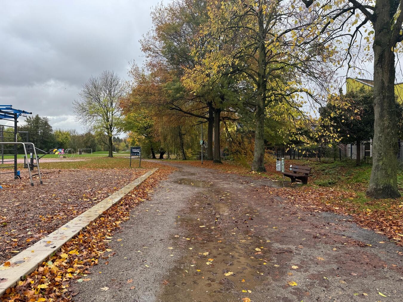 Fußweg am Gelderner Sportcampus wird erneuert Der Weg am Sportcampus soll höhergelegt und asphalitiert werden.Foto: Stadt Geldern/Gossens