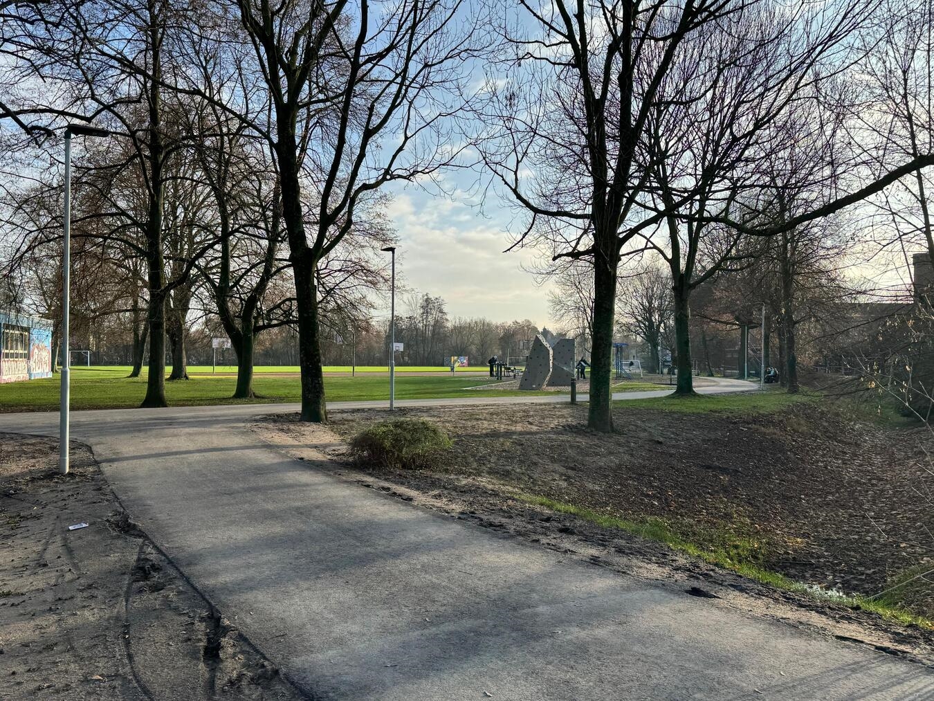 Der Weg zwischen den beiden Gelderner Gymnasium wurde in den vergangenen Wochen umfassend neugestaltet.Foto: Stadt Geldern/Gossens