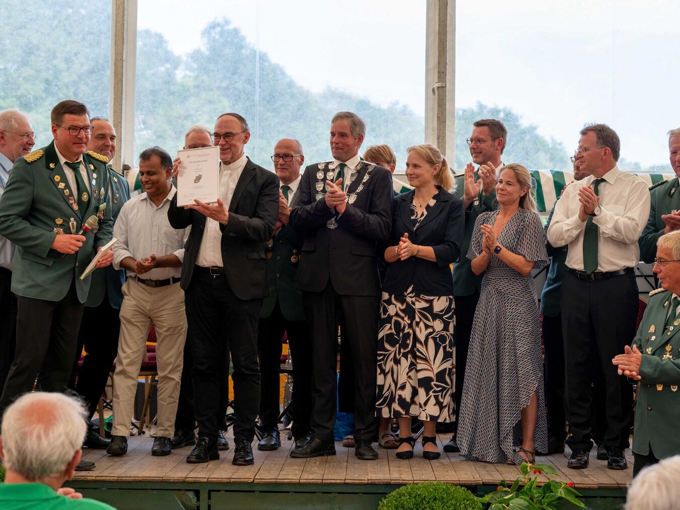 Der Weihbischof Rolf Lohmann war, nach seiner Schirmherrschaft zum 100-jährigen Jubiläum, erneut Gast in Uedemerbruch. Foto: privat