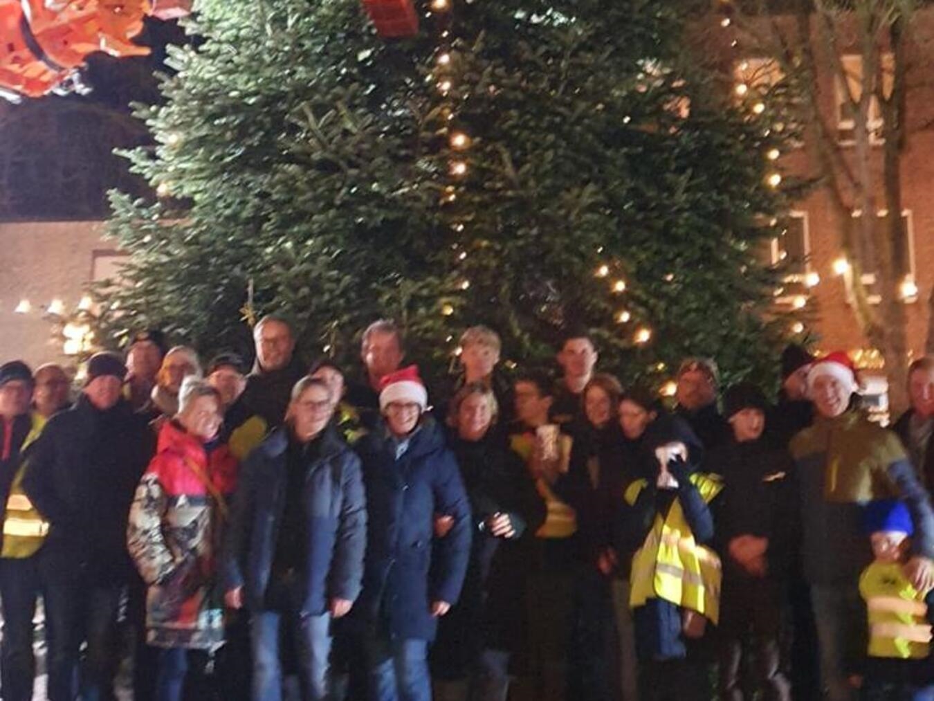 Der Weihnachtsbaum steht auf dem Markt in Elten. Foto: privat
