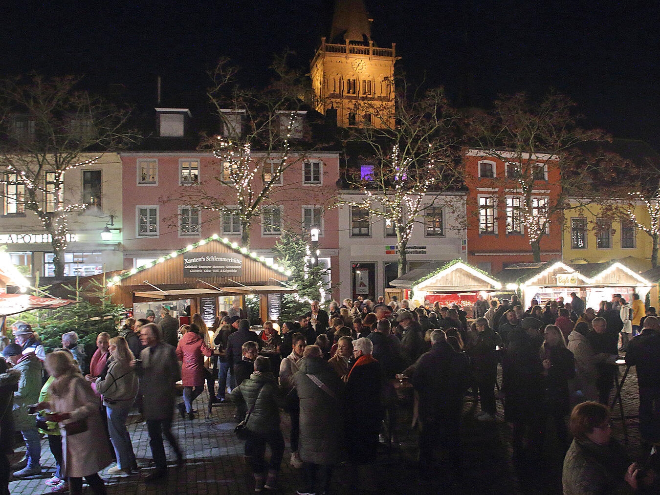 Der Weihnachtsmarkt auf dem Xantener Marktplatz ist jedes Jahr ein beliebter Treffpunkt – nicht nur für Xantener. NN-Archivfotos: Theo Leie
