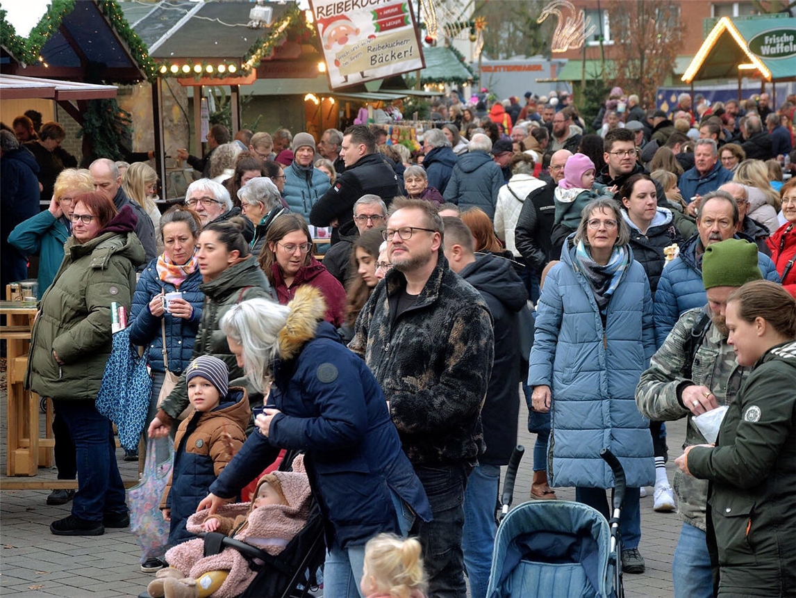 Der Weihnachtsmarkt lockt auch in diesem Jahr viele Besucher. NN-Foto: Rüdiger Dehnen