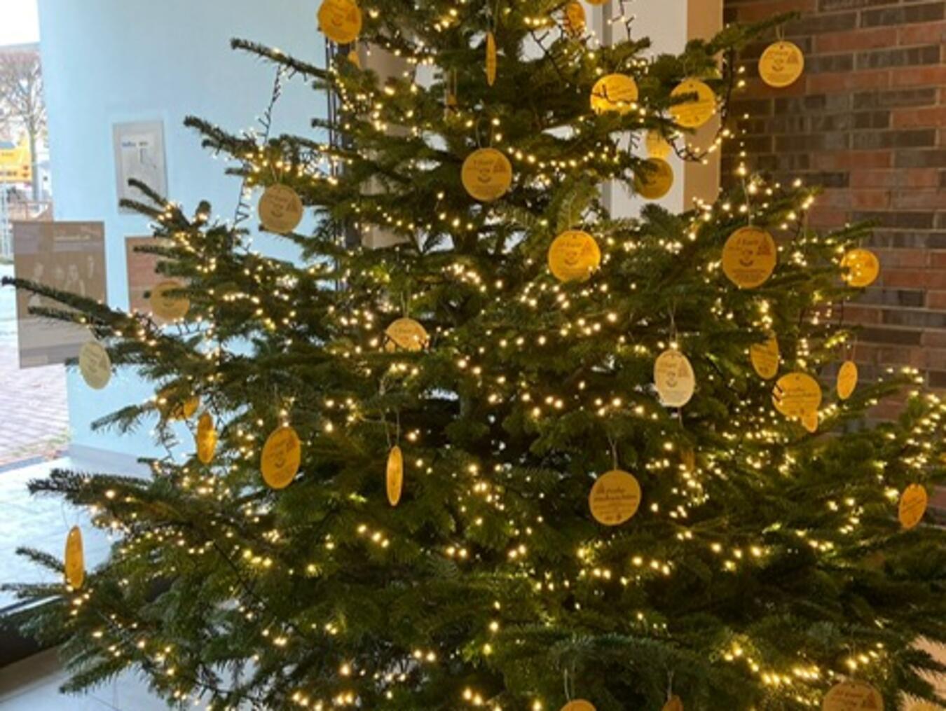 Weihnachtsspendenbaum für Rheinberger Kinder Der Weihnachtsspendenbaum steht im Foyer des Hotels am Fischmarkt in Rheinberg. Foto: Lions Club