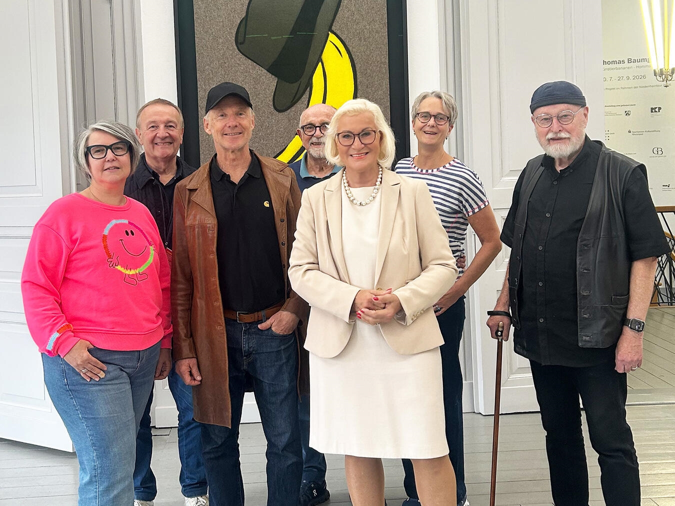 Thomas Baumgärtel führt Presseclubs Niederrhein und Kleve durch Ausstellung in Kleve, Sigrid Baum dankt ihm.