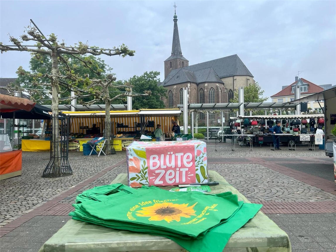 "Früh schließender Wochenmarkt in Geldern, Besucher bei Sonnenschein, Stadtleben, Marktstände, Terhorst"