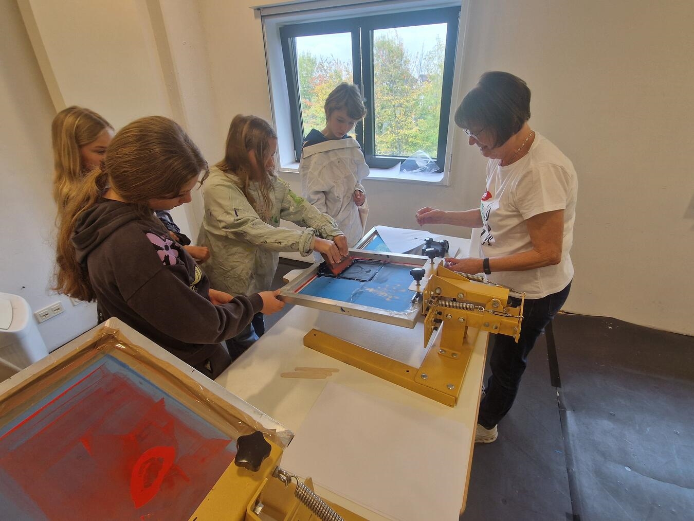 Der Workshop war der erste Kontakt der Willibrord-Schüler mit der alten Handwerkskunst des Siebdrucks. Foto: privat