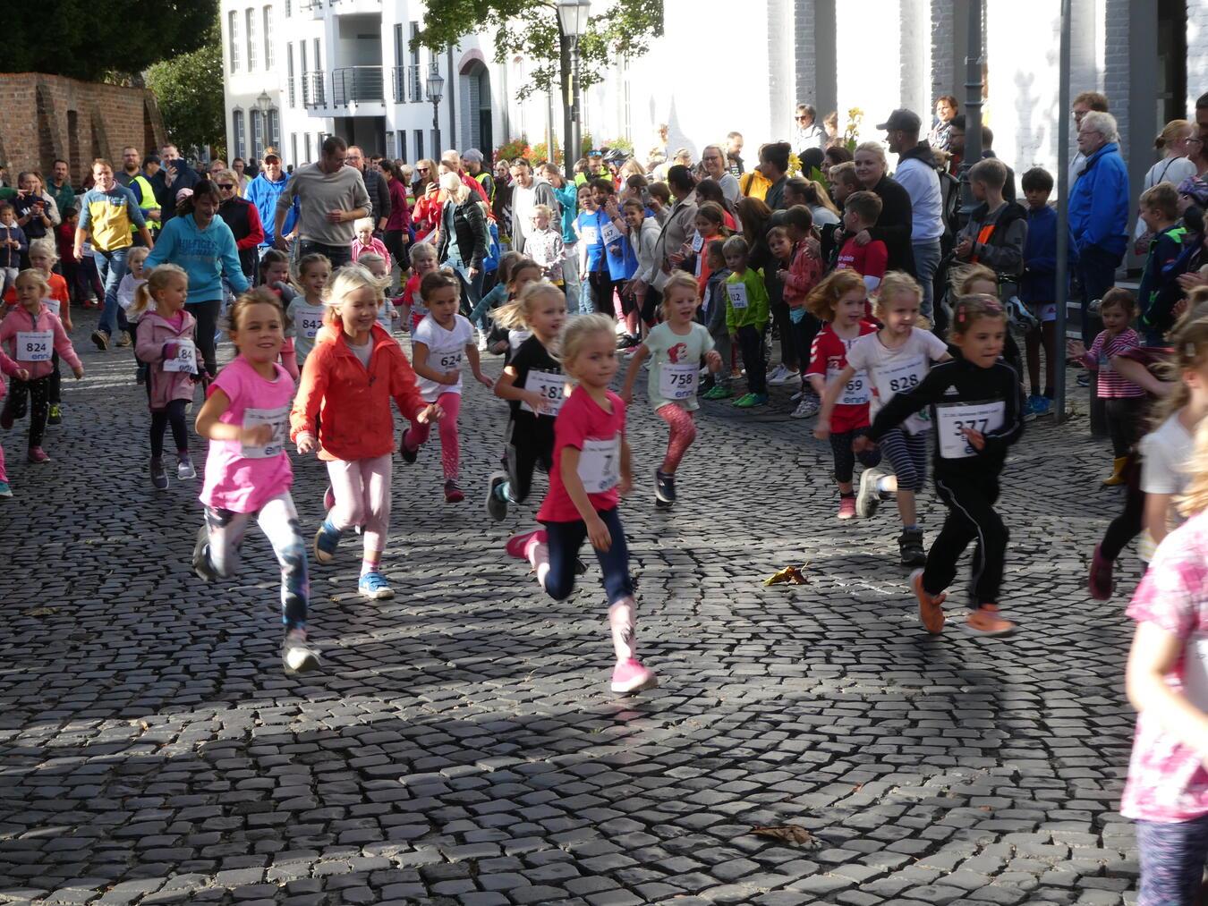Der Xantener Citylauf begeistert auch schon die ganz kleinen Läufer. Archivfoto: privat