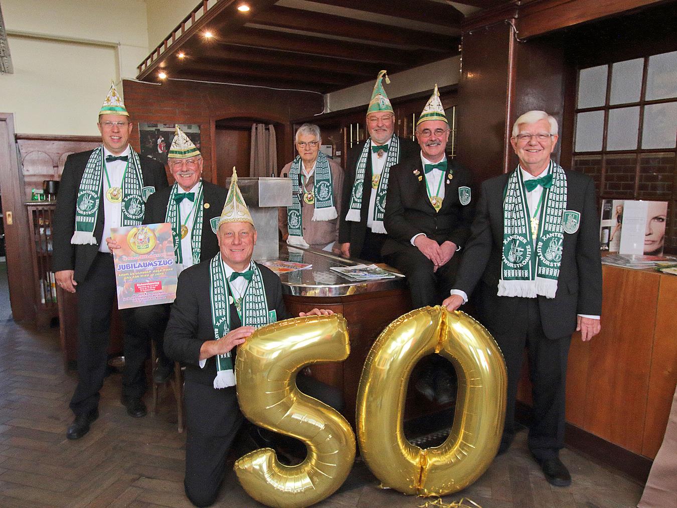 Der XBK-Vorstand in der Kneipe, in der vor mehr als 50 Jahren alles anfing. NN-Foto (Archiv): Theo Leie