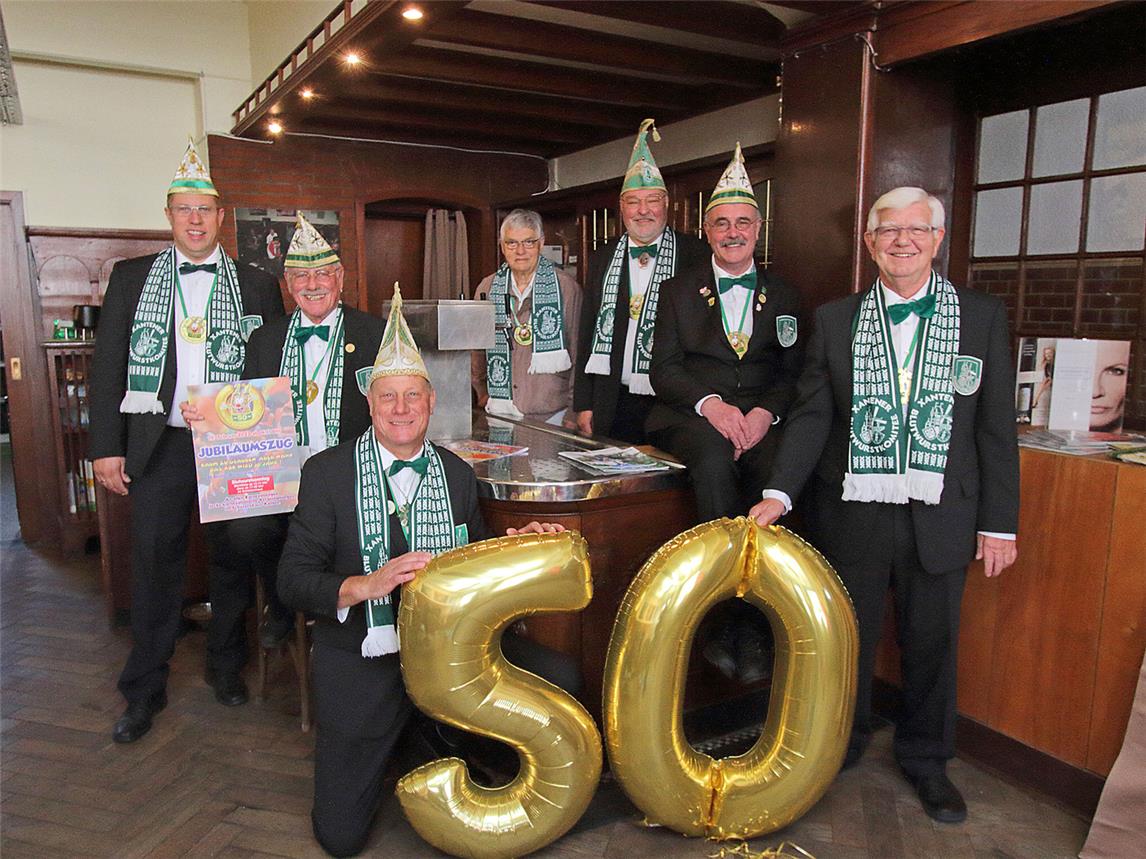 Der XBK-Vorstand in der Kneipe, in der vor mehr als 50 Jahren alles anfing. NN-Foto (Archiv): Theo Leie