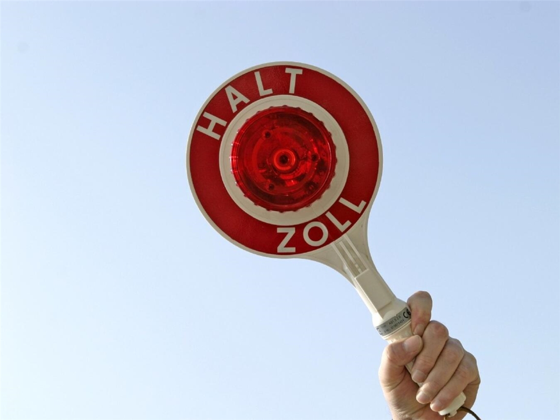 "Zoll stoppt Drogenschmuggel auf A3 bei Emmerich, Fahrzeuge kontrolliert"