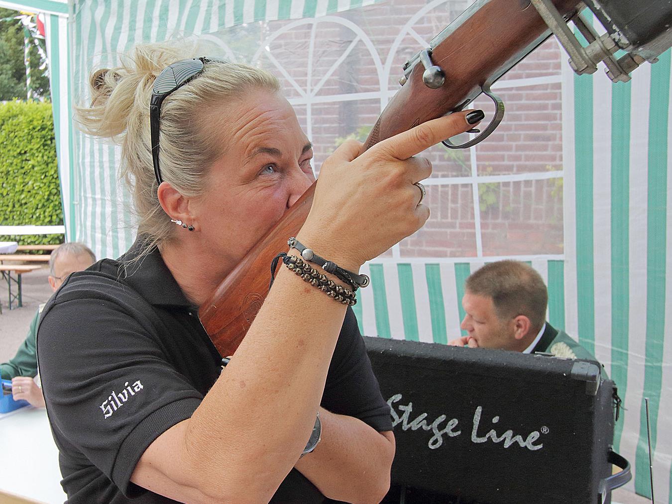 Der zuvor amtierenden Königin Silvia Kampermann galt der Ehrenschuss. NN-Foto: Theo Leie
