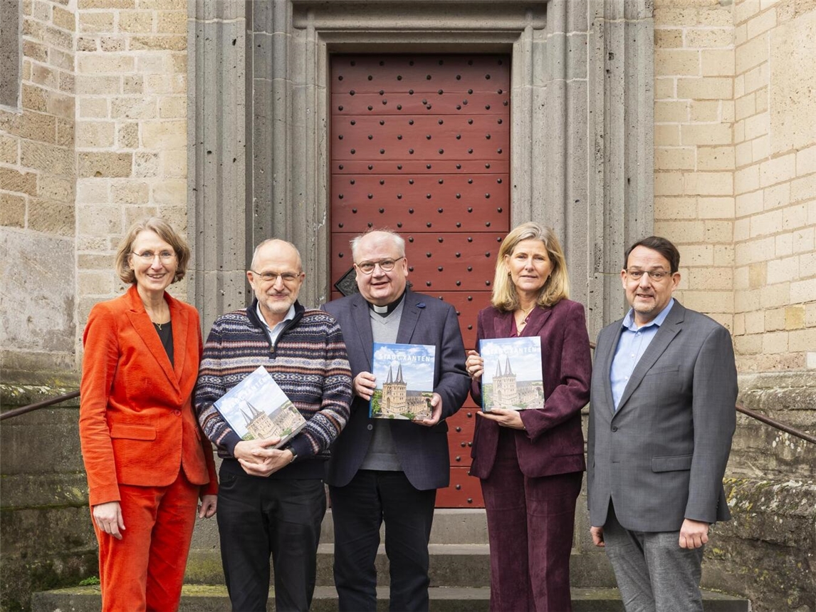 Der zweite Band des Großinventars der Stadt Xanten, welche die Baugeschichte des St. Viktor Doms umfasst, wurde von Landeskonservatorin Andrea Pufke, Godehard Hoffmann, Autor des Buches, Propst Stefan Notz, Antoinette Freifrau von Elverfeldt-Ulm, Vorsitzende des Dombauvereins, und Thomas Flammer vom Bistum Münster (v.l.) vorgestellt. Foto: Viola Blumrich, LVR-ADR, 2025