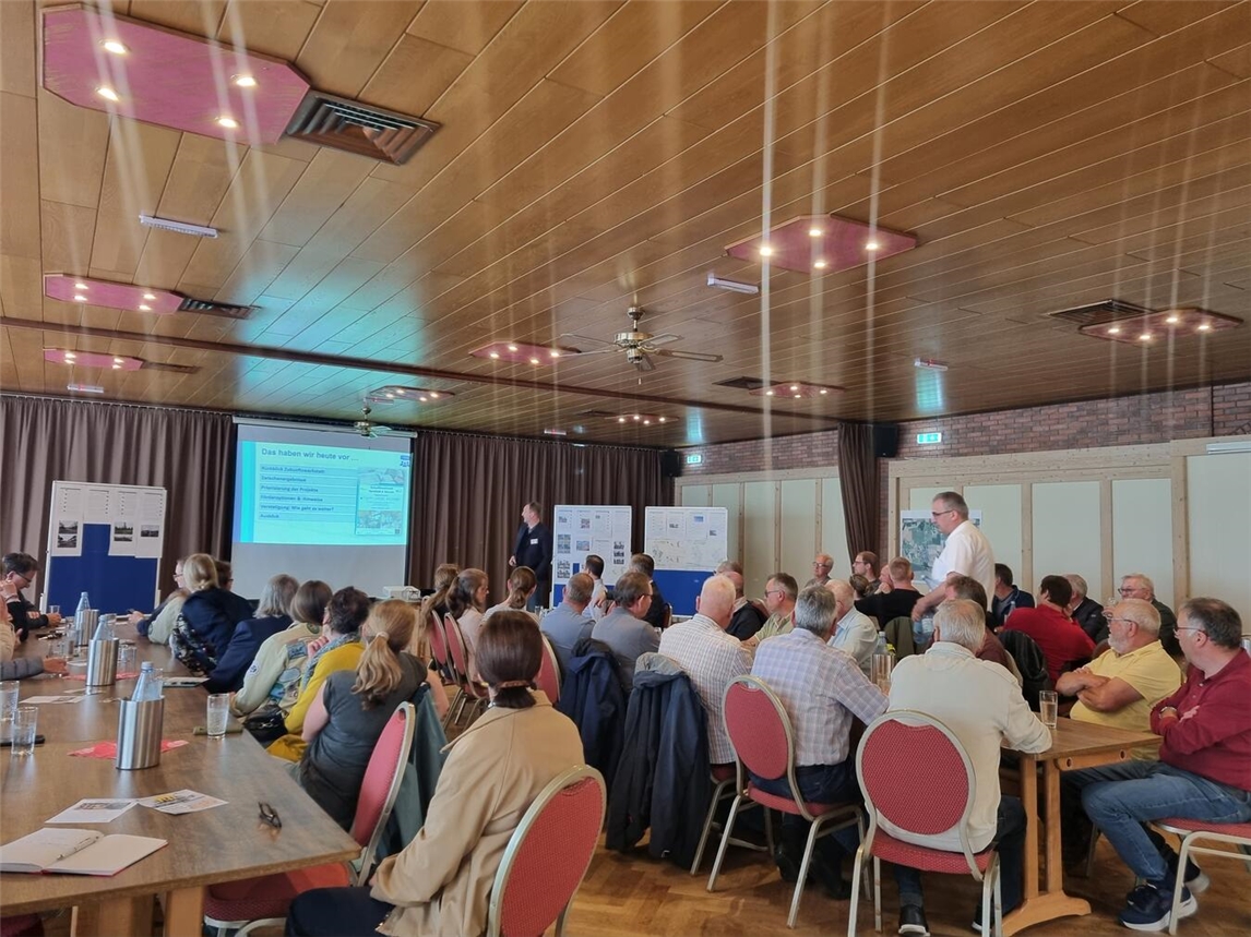"Teilnehmer bei Zukunftswerkstatt 2, gut besucht, Diskussionen über nachhaltige Stadtplanung, Foto von planinvent"