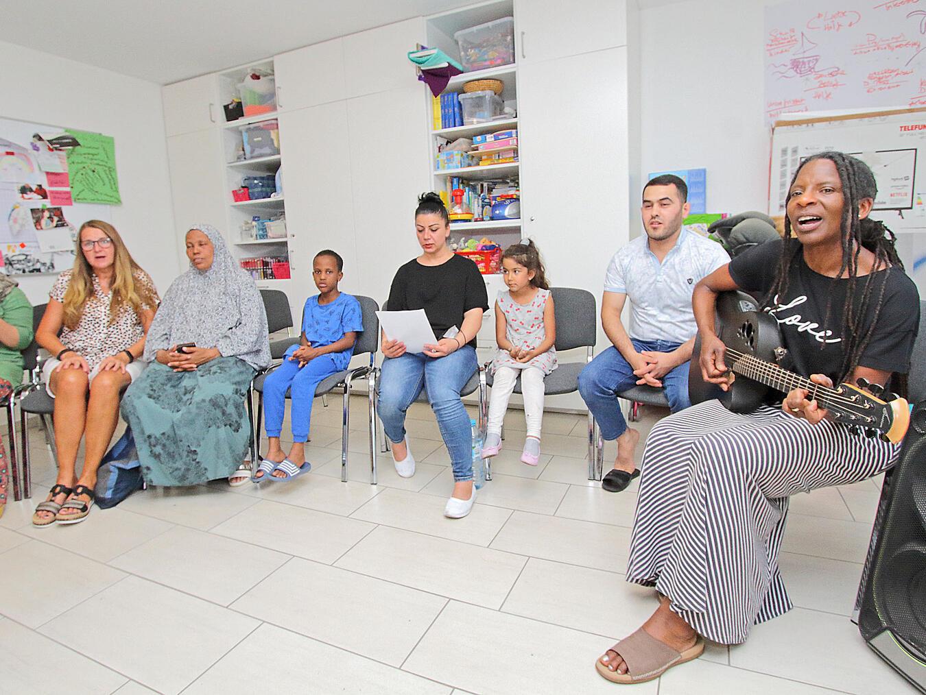 Derzeit wird noch fleißig geprobt, wie hier mit Judy Bailey (r.). NN-Foto: Theo Leie