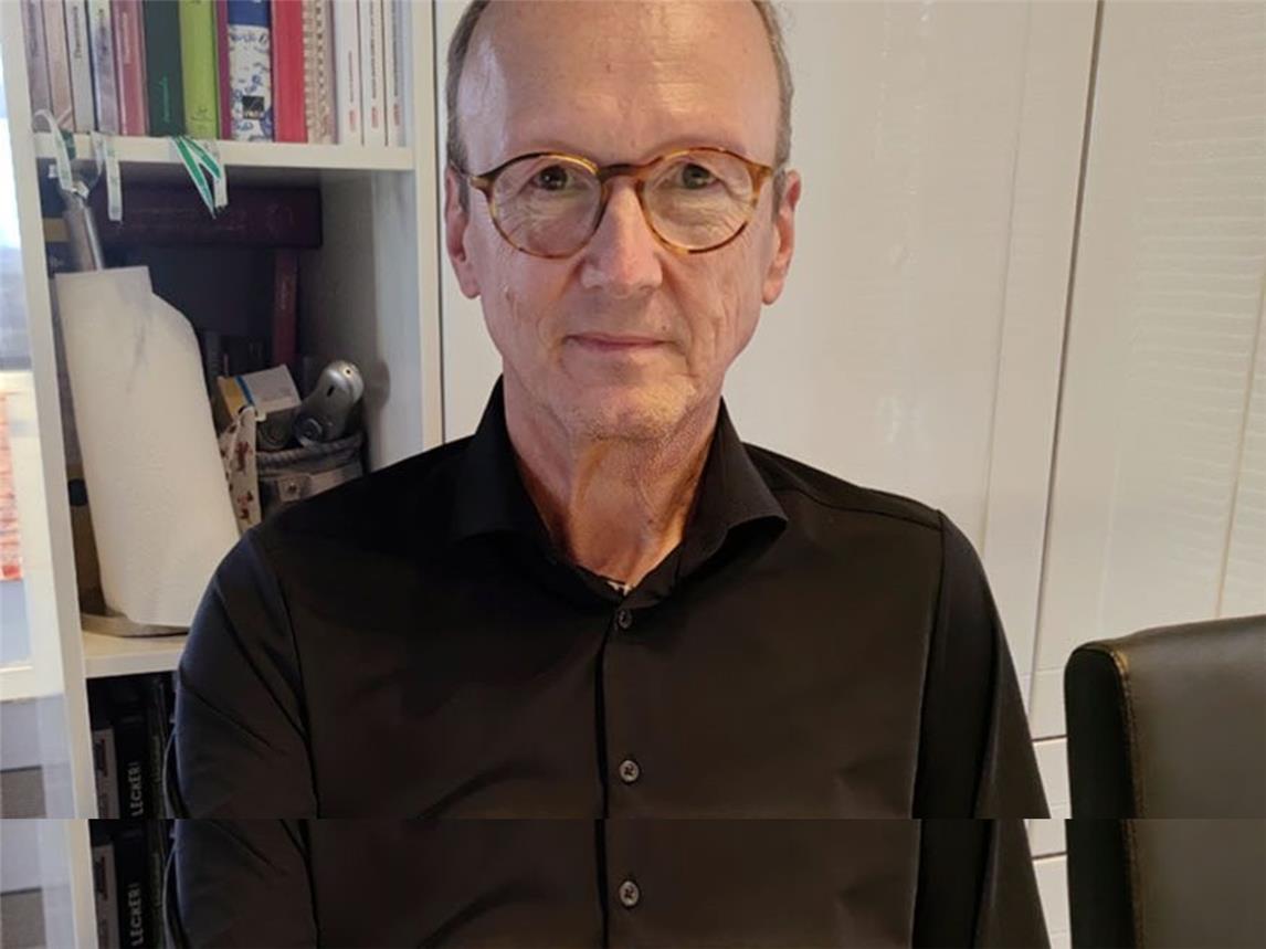 Detlef Lichtrauter mit einer Verschickungskarte. „In den 50er-Jahren wurden Sonderzüge eingesetzt, mit denen die Kinder in die Kurheime gebracht wurden“, erzählt er. Ein lukratives Geschäft – für viele Beteiligte
