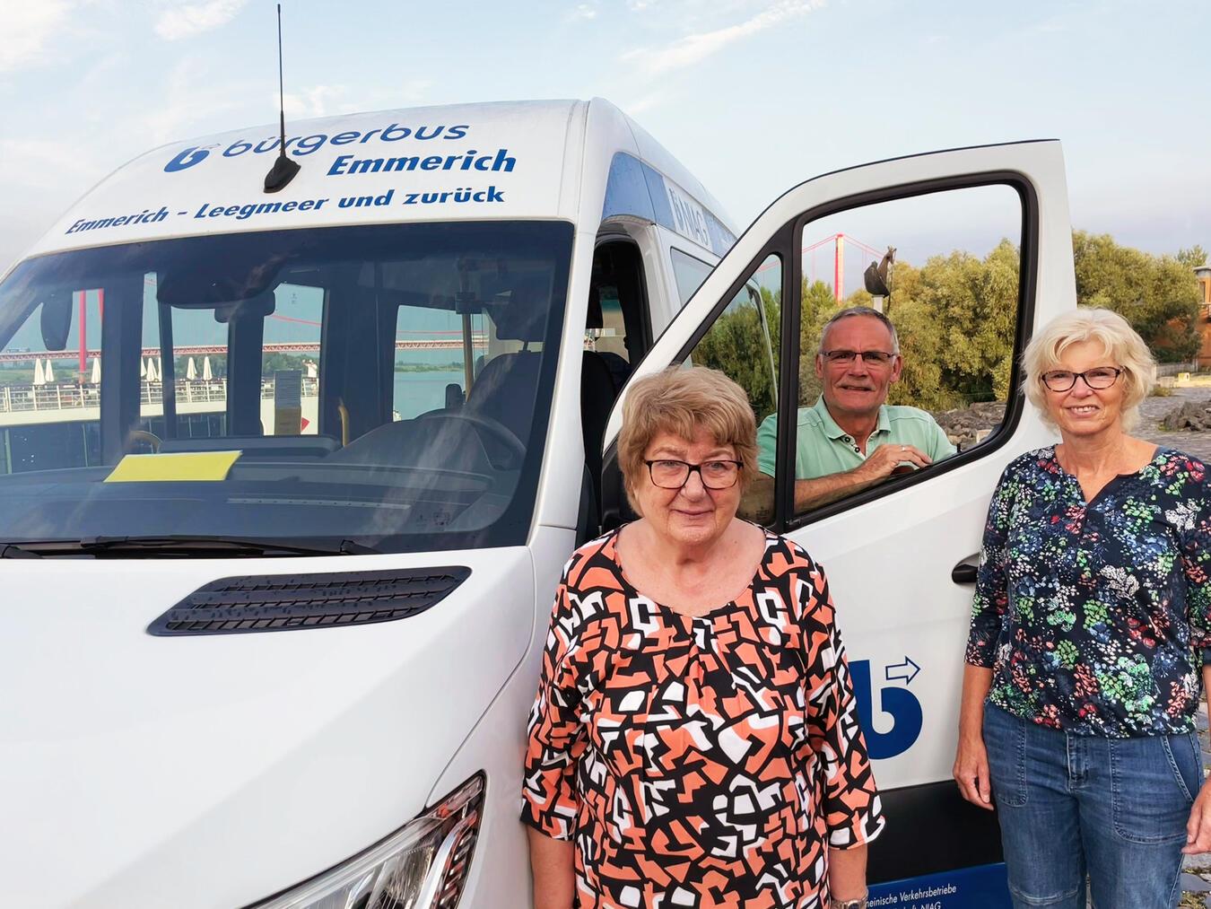 Detlev Brinkmann, Vorsitzender des Bürgerbusvereins, und seine Vorstandskolleginnen Christel Brinkmann (r.) und Barbara Barbion (l.) suchen weitere Unterstützung – vor allem für die Technik.Foto: Stadt Emmerich
