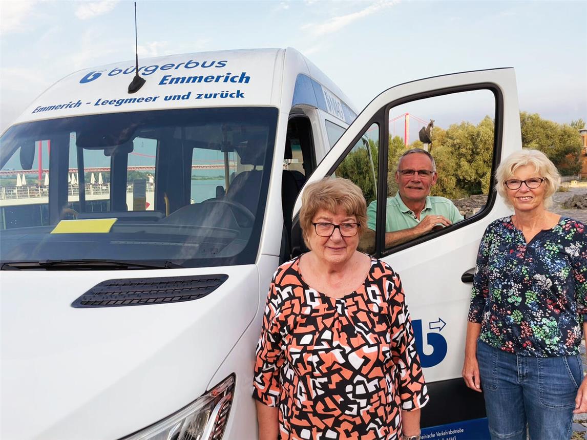 Detlev Brinkmann, Vorsitzender des Bürgerbusvereins, und seine Vorstandskolleginnen Christel Brinkmann (r.) und Barbara Barbion (l.) suchen weitere Unterstützung – vor allem für die Technik.Foto: Stadt Emmerich