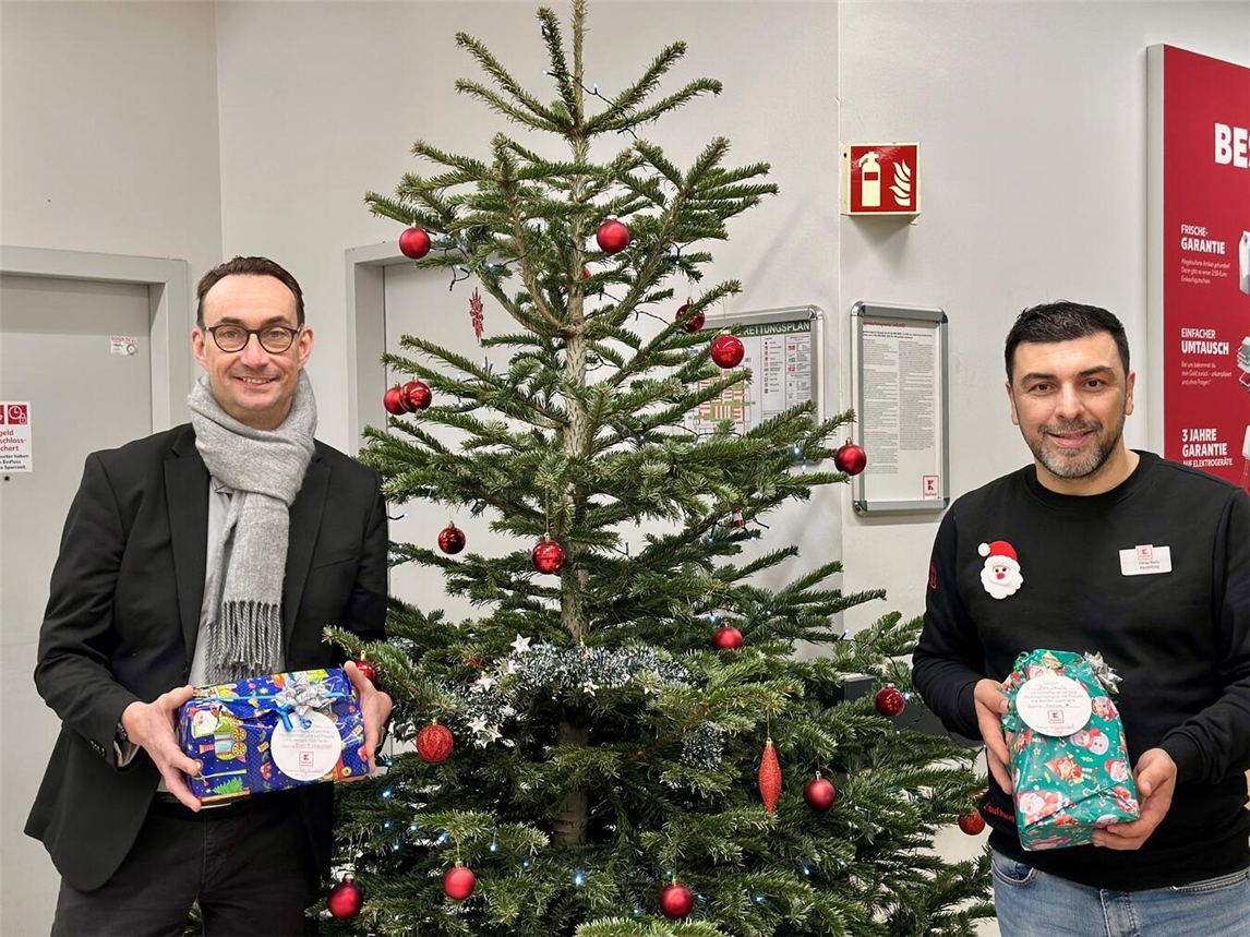 Detmar Pommering (l.) und Yilmaz Bartu freuen sich über rund 50 Geschenke, die bei der Wunschbaumaktion in Emmerich am Rhein zusammengekommen sind. Foto: SOS-Kinderdorf Niederrhein