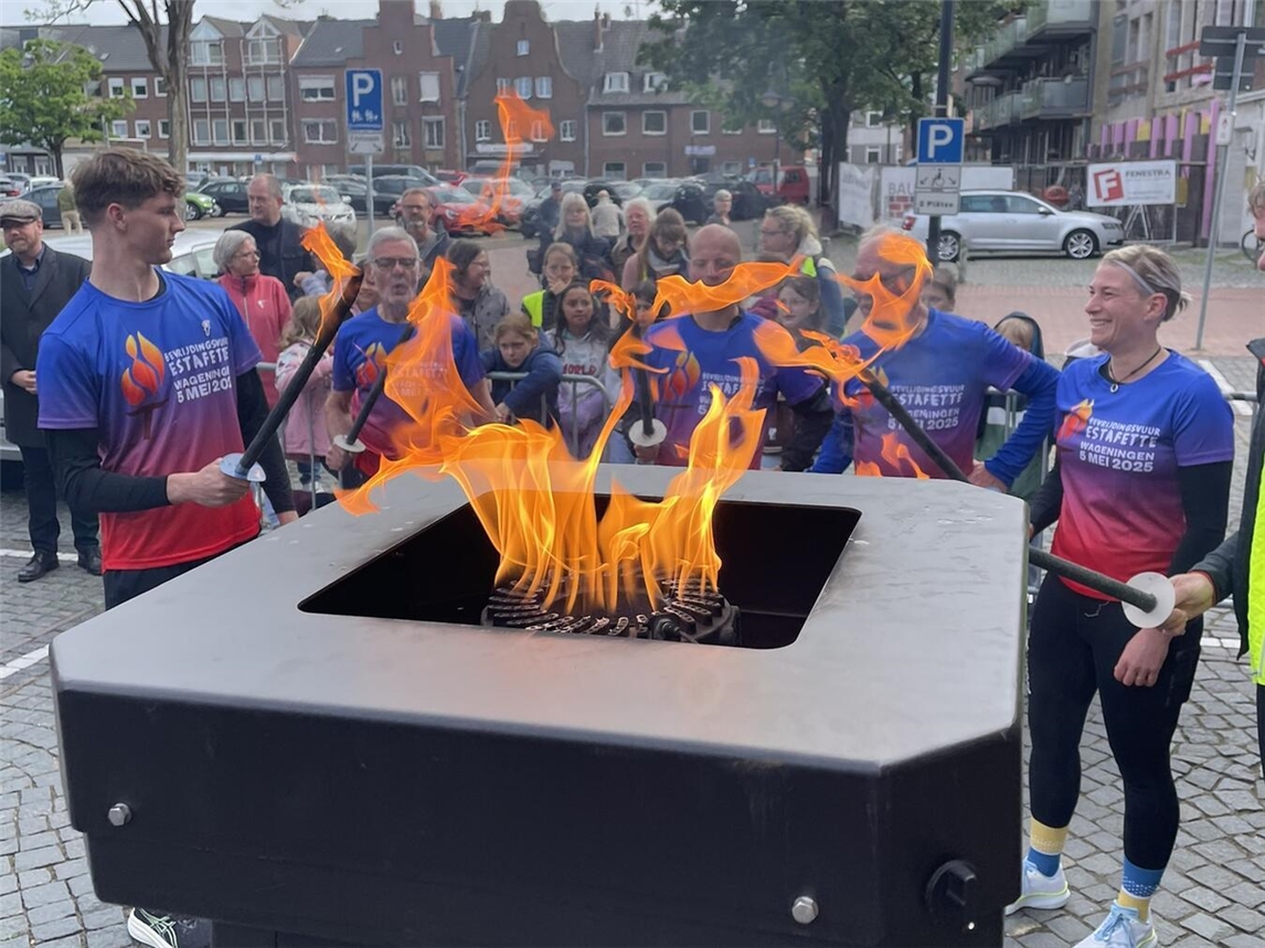 Deutsche und niederländische Läufer tragen Freiheitsfeuer zum Emmericher Rathaus