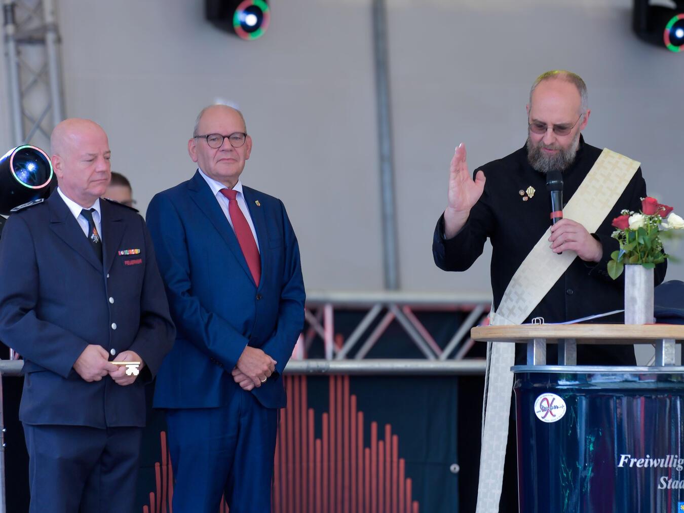Diakon Jochen van Loon segnete das neue Fahrzeug; mit im BIld Stadtbrandinspektor Stefan Bömler (l.) und Bürgermeister Ulrich Knickrehm (r.).