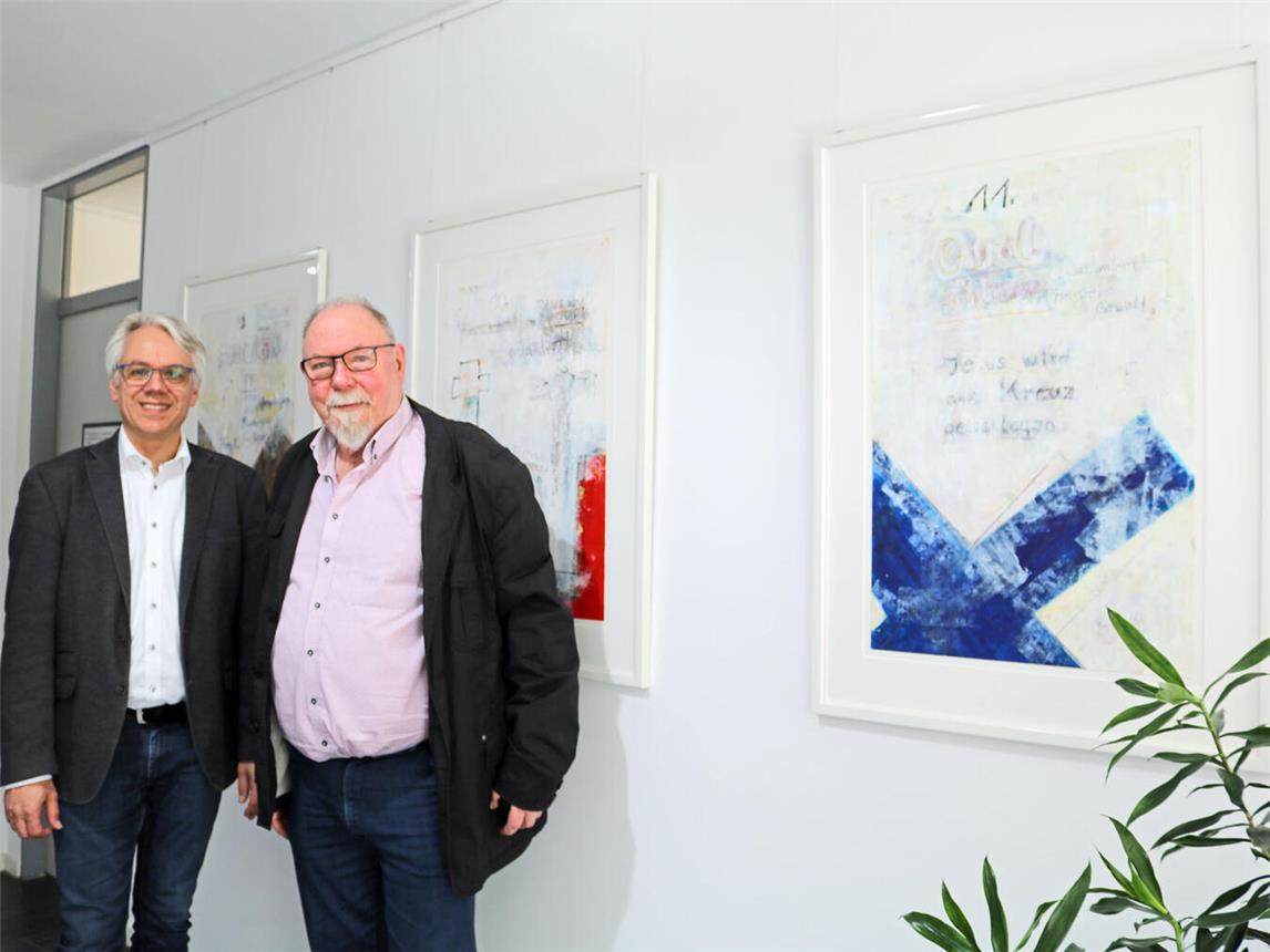 Diakonie-Geschäftsführer Pfarrer Joachim Wolff (l.) und der Künstler Hansjörg Krehl (r.). NN-Fotos: CDS
