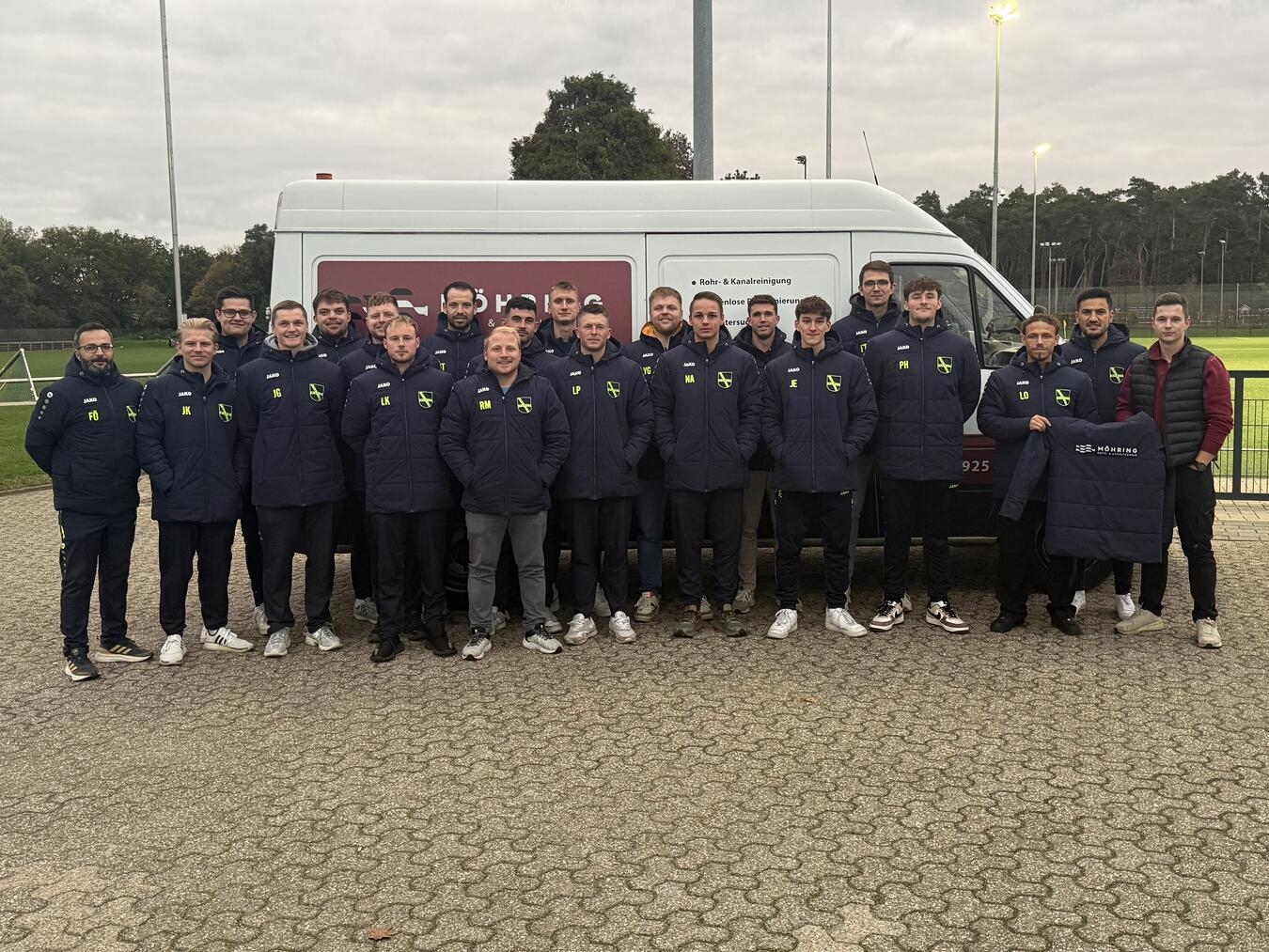Jacken für den TSV Weeze  Die 1. Fußballmannschaft des TSV Weeze dankt für die Untersützung. Foto: privat