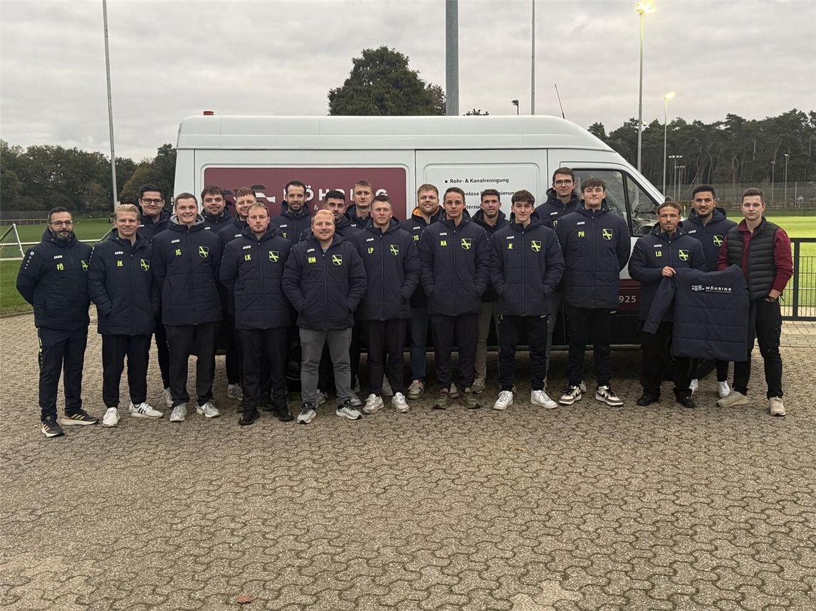Die 1. Fußballmannschaft des TSV Weeze dankt für die Untersützung. Foto: privat