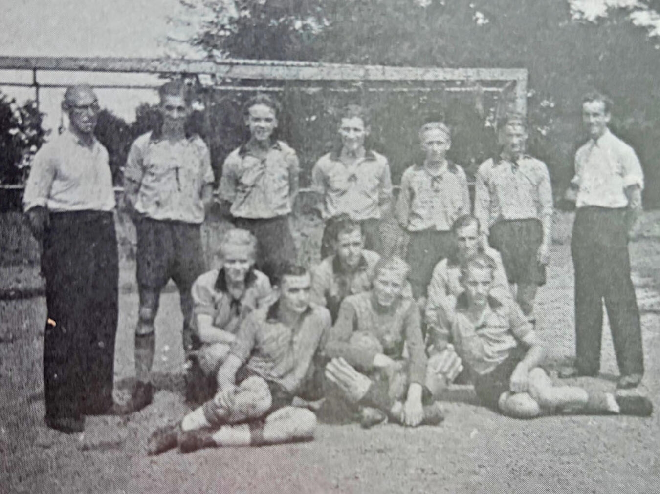 Vom ersten Sportplatz zum modernen Kunstrasen "Historisches Teamfoto 1947: Erste Mannschaft mit Spielern wie Johann Knops und Gustav Flören, Fußballgeschichte."