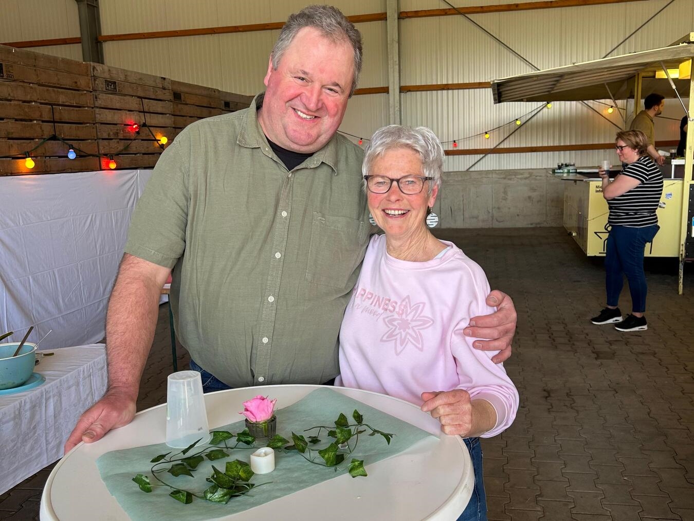 "Monika Scholten und Michael Verheyen begrüßen Gäste zur Jubiläumsfeier, Vorsitzende vor Publikum"