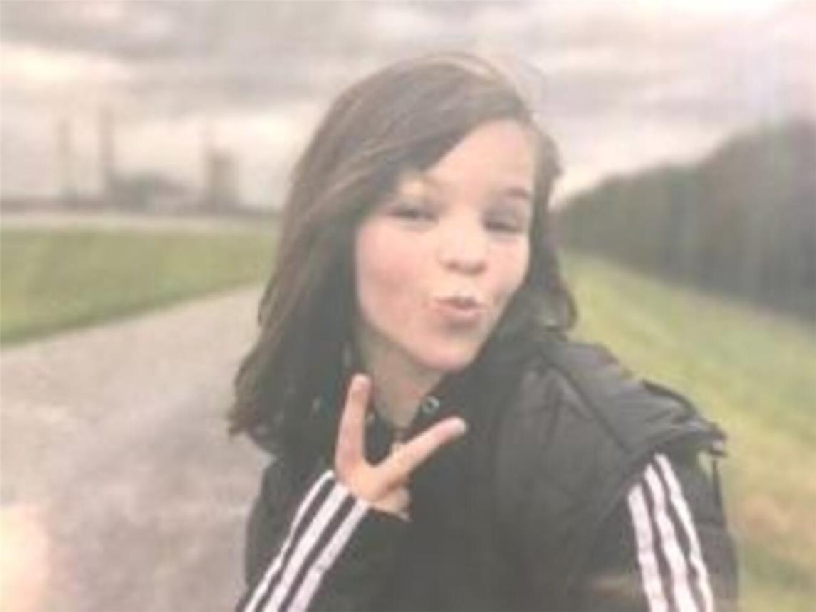 Die 13-Jährige ist circa 1,50 Meter groß und hat dunkle, schulterlange Haare. Bekleidet ist sie vermutlich mit einer schwarzen Jacke mit weißen Streifen an den Armen, einer dunklen Hose und weißen Schuhe der Marke Nike, Typ Air Force One. 