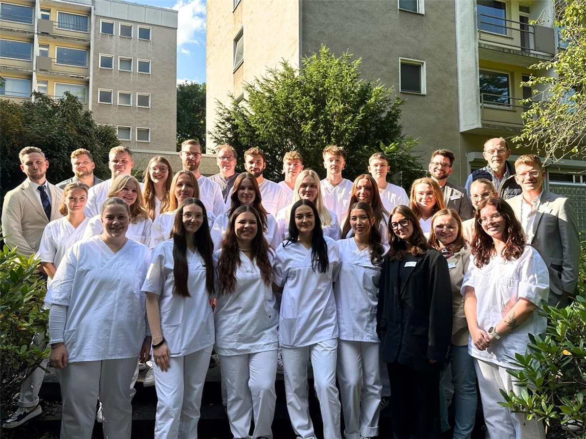 Die 20 Absolventen gemeinsam mit dem Kollegium der Pflegeschule und der Pflegedirektion. Foto: LVR-Klinik Bedburg-Hau