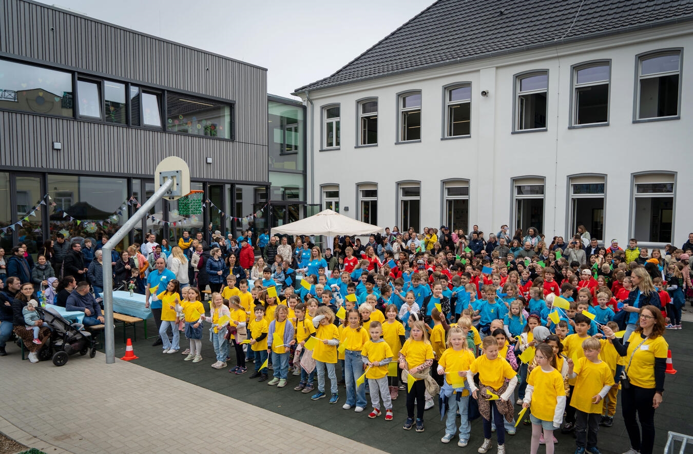 "Schulfest Michael-Schule: 201 Schüler begrüßen Gäste, Foto von Gerhard Seybert"