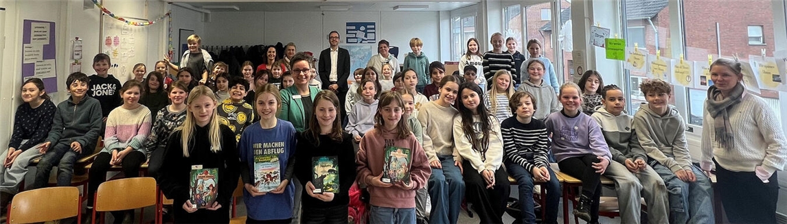 Die 53 Schüler der vierten Klassen an der St. Martini-Grundschule freuten sich über den Besuch der Jury.NN-Foto: ak