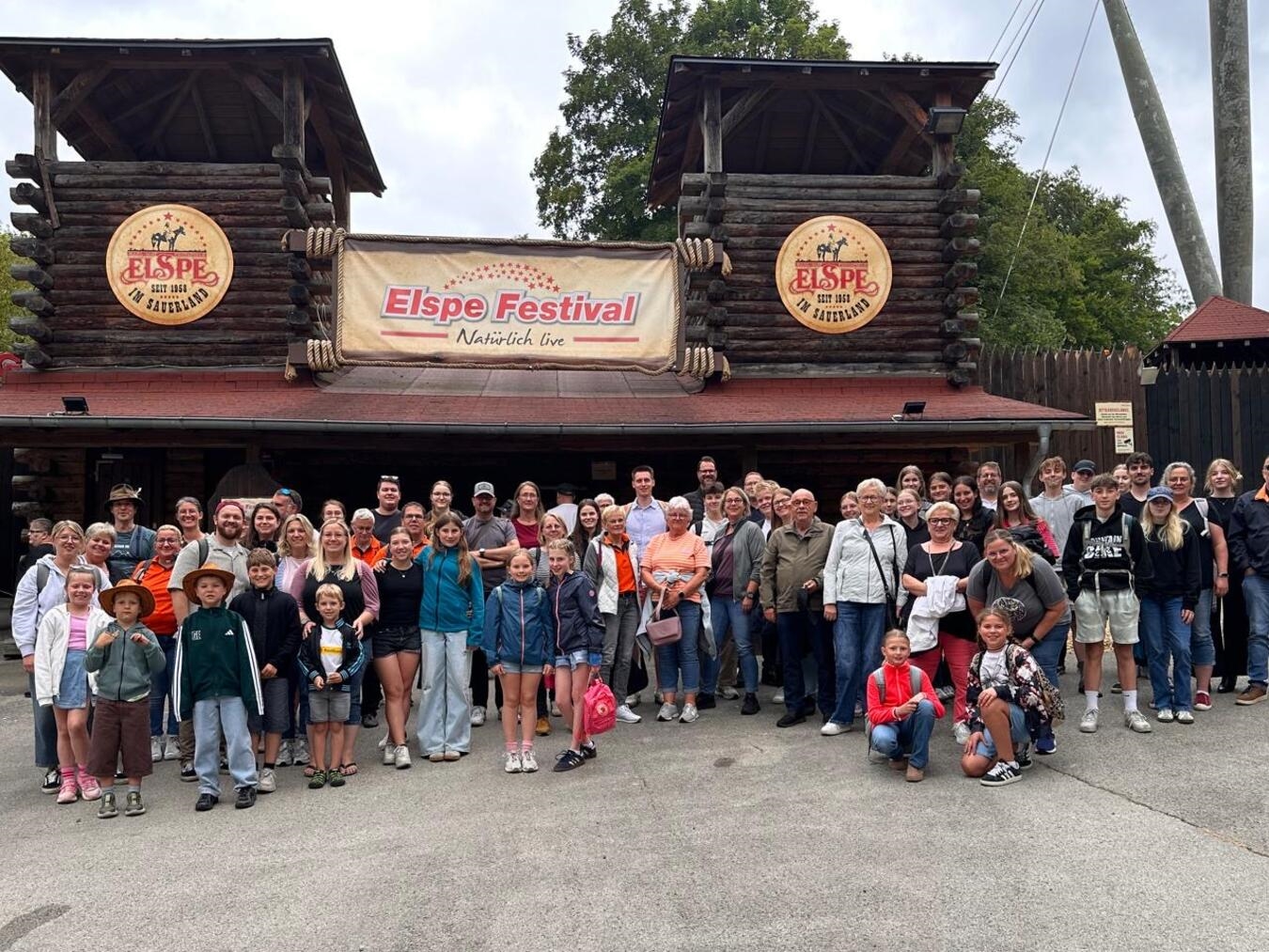 "62 Teilnehmer genießen abwechslungsreichen Tag bei Veranstaltung, Gruppenfoto im Freien, fröhliche Stimmung, Event-Teilnehmer"