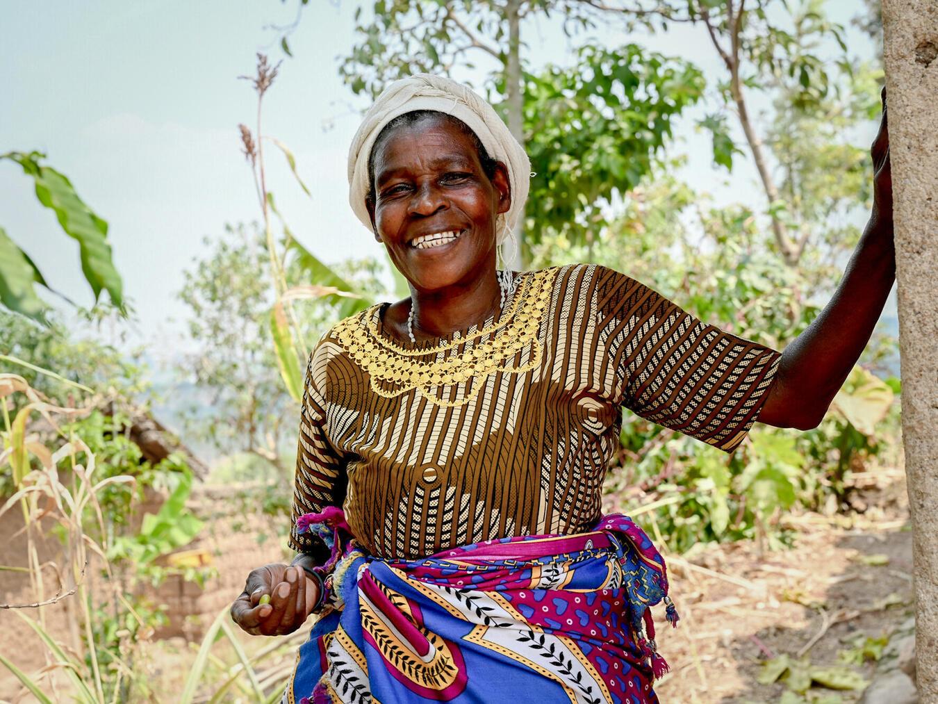 Die 66jährige Drocella Mukantagara aus Ruanda erblickt zum zweiten Mal „das Licht der Welt“. Foto: CBM/Bothe