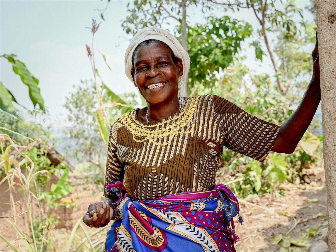 Die 66jährige Drocella Mukantagara aus Ruanda erblickt zum zweiten Mal „das Licht der Welt“. Foto: CBM/Bothe